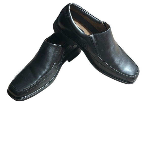 Dockers black leather slip on shoes, sz 10 W, flaw, two tiny scuff marks ,video - Picture 3 of 13